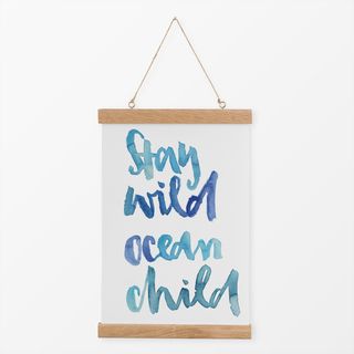 Textilposter Stay wild ocean child Blau